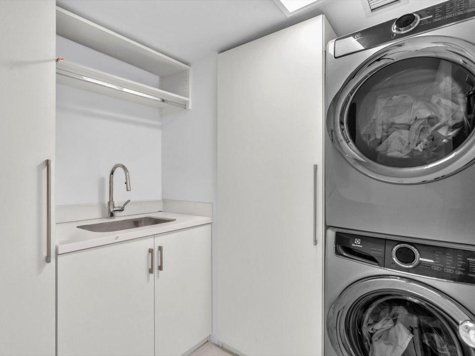 待售: $2,300,000 (2 贝兹, 2 浴室, 2072 平方英尺)