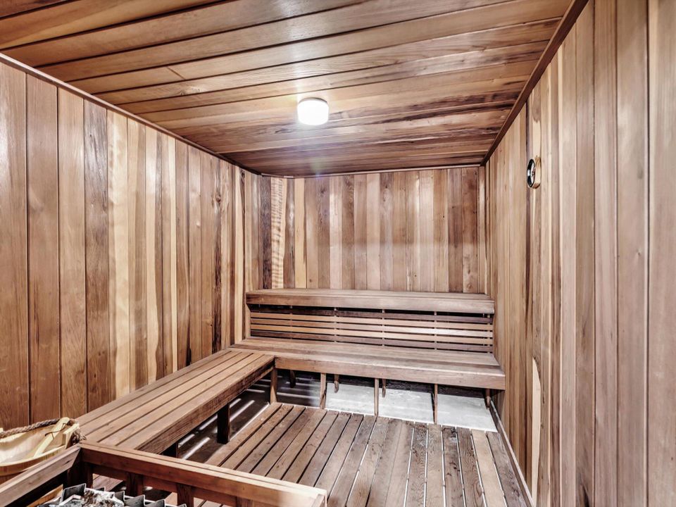 待售: $2,300,000 (2 贝兹, 2 浴室, 2072 平方英尺)