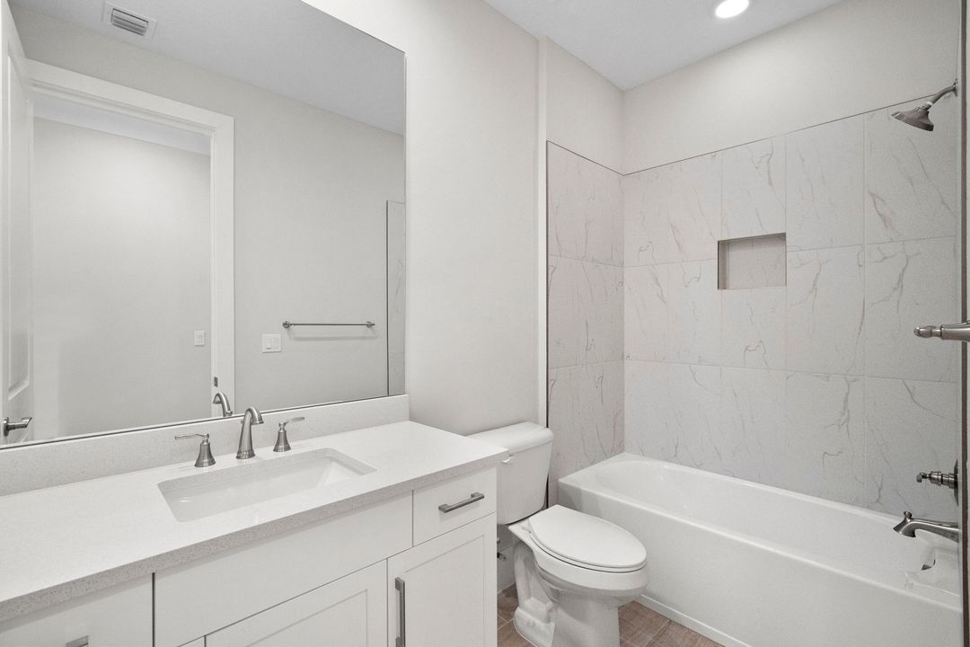 合同活跃: $764,000 (3 贝兹, 3 浴室, 2244 平方英尺)