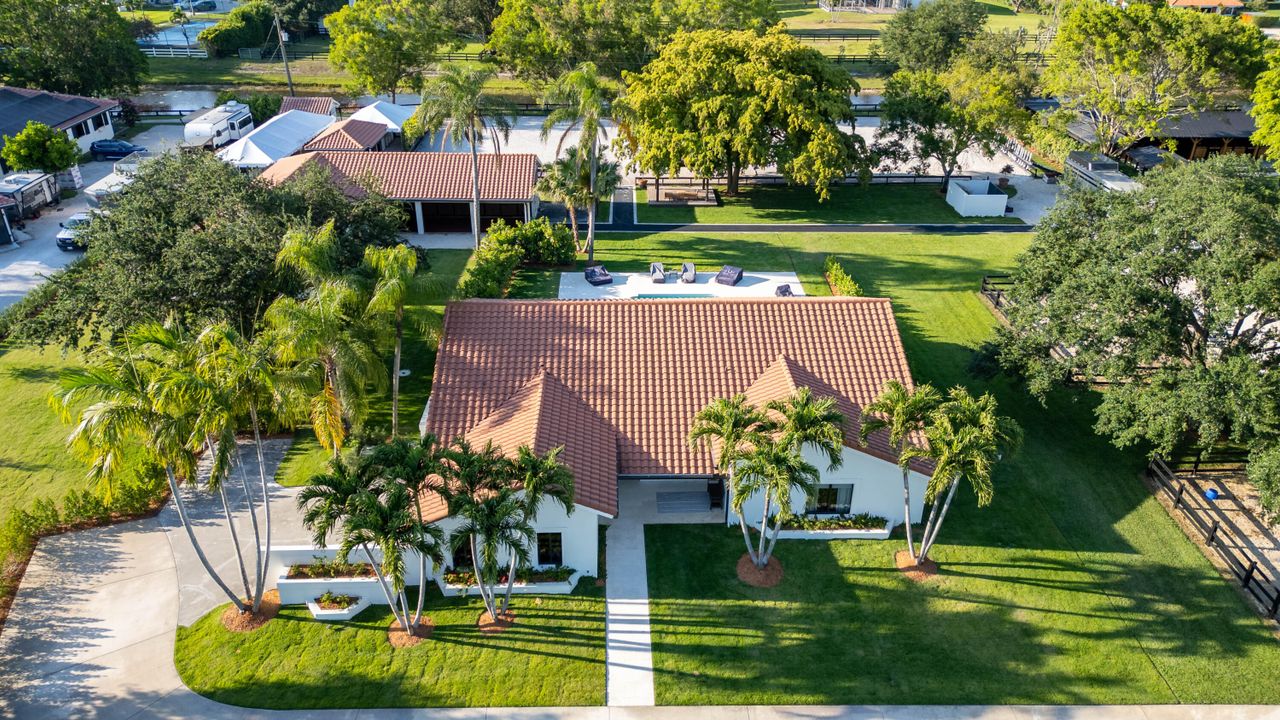 Activo con contrato: $232,500 (4 camas, 3 baños, 3254 Pies cuadrados)