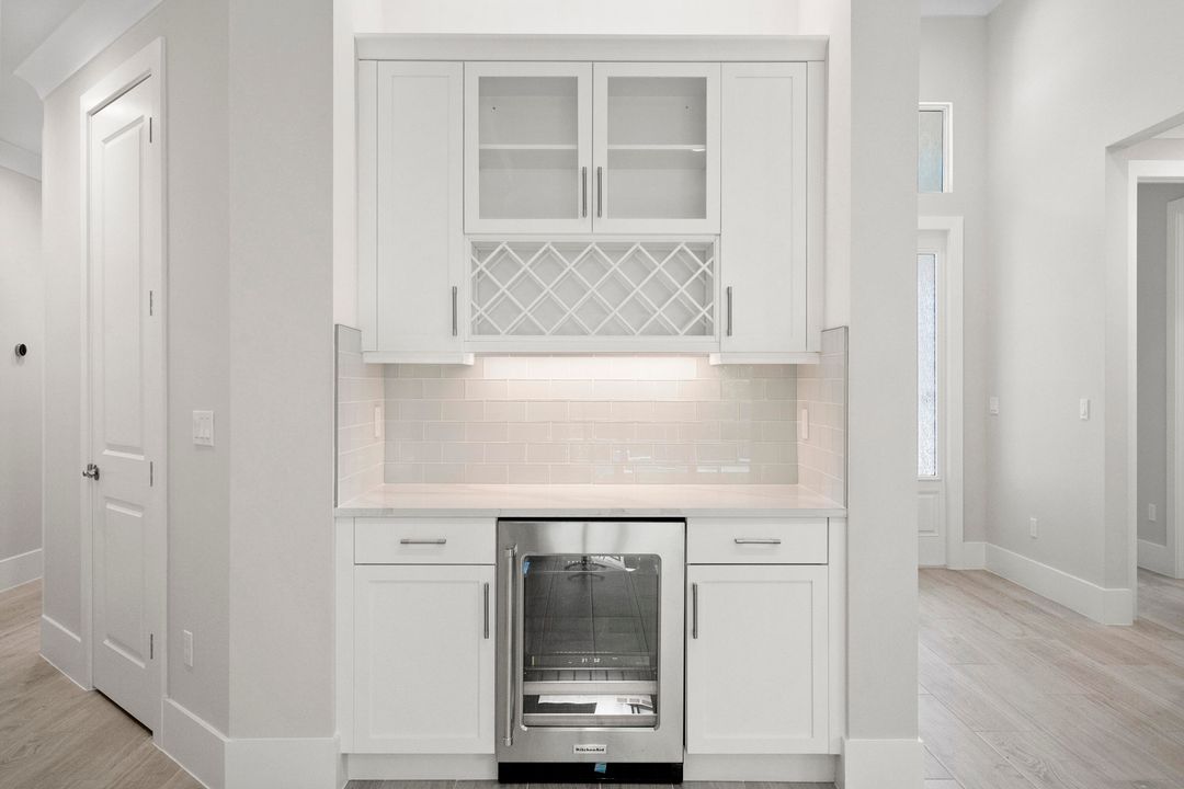 合同活跃: $764,000 (3 贝兹, 3 浴室, 2244 平方英尺)