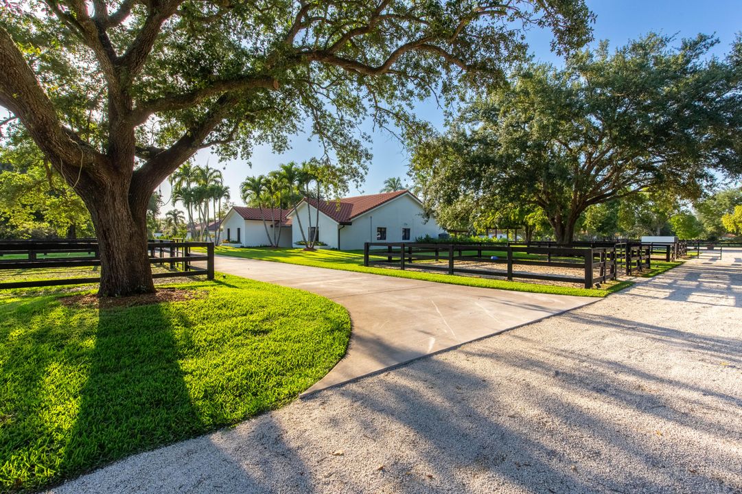 Activo con contrato: $232,500 (4 camas, 3 baños, 3254 Pies cuadrados)