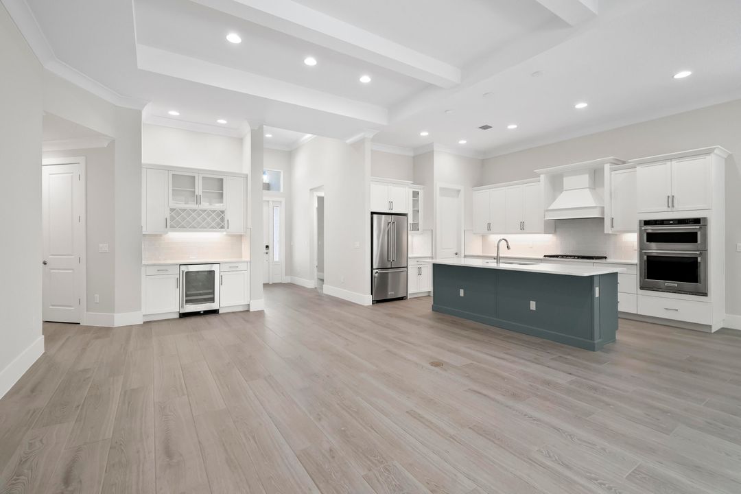 合同活跃: $764,000 (3 贝兹, 3 浴室, 2244 平方英尺)