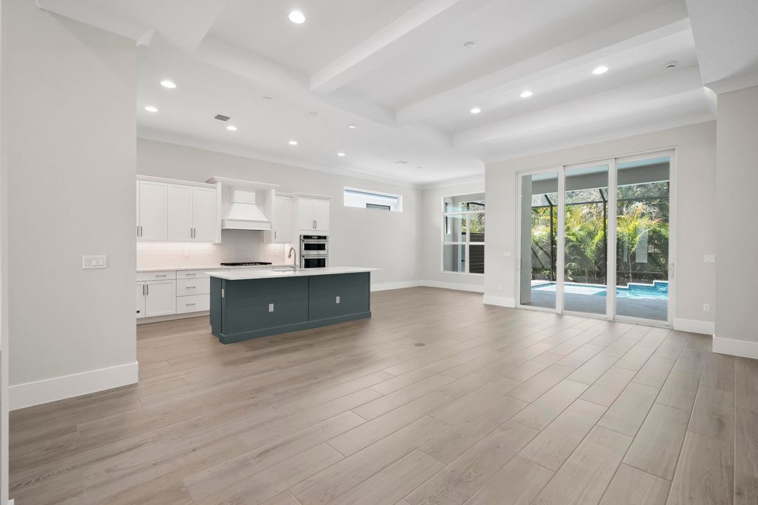 合同活跃: $764,000 (3 贝兹, 3 浴室, 2244 平方英尺)