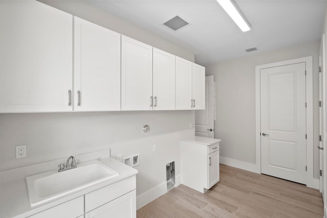 合同活跃: $764,000 (3 贝兹, 3 浴室, 2244 平方英尺)