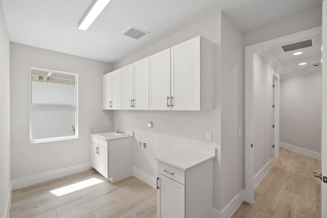 合同活跃: $764,000 (3 贝兹, 3 浴室, 2244 平方英尺)