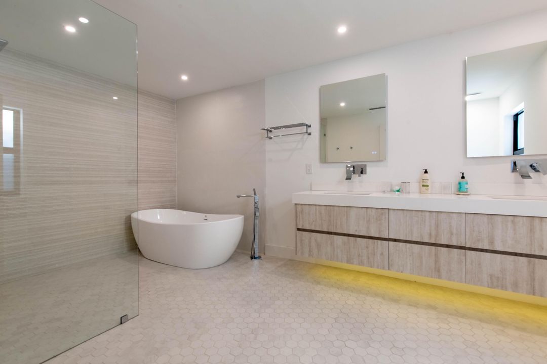 Activo con contrato: $232,500 (4 camas, 3 baños, 3254 Pies cuadrados)