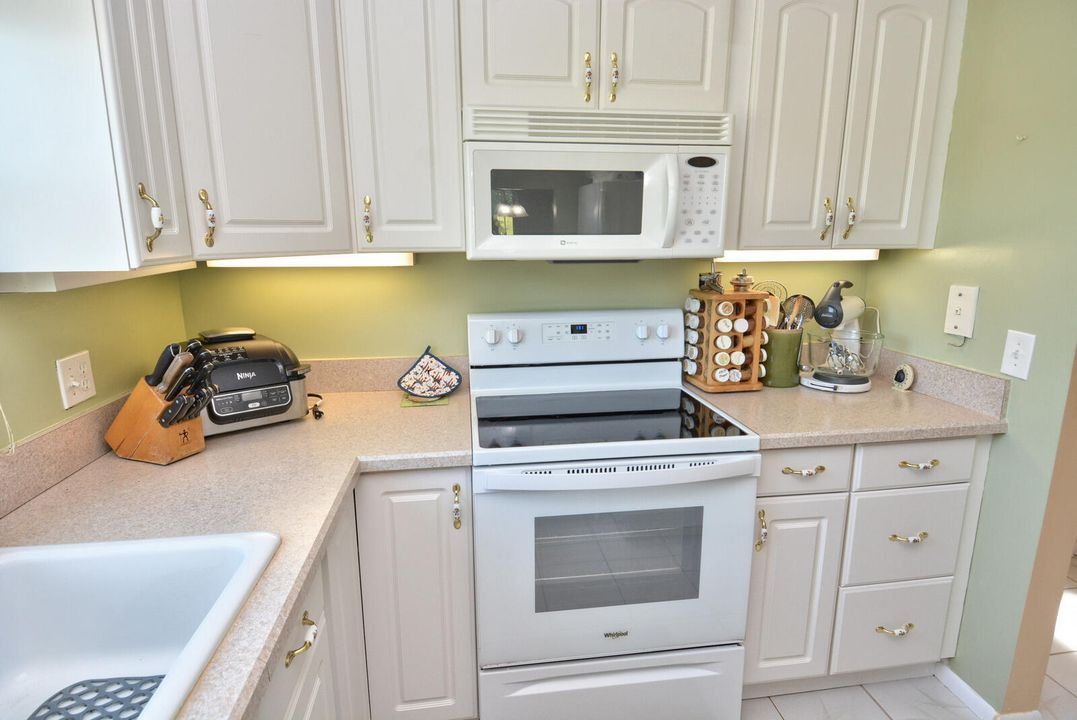 For Sale: $219,900 (2 beds, 2 baths, 1014 Square Feet)