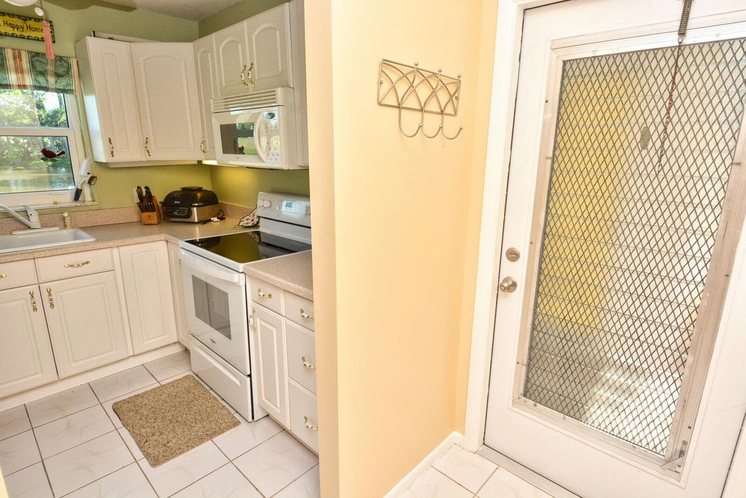 For Sale: $219,900 (2 beds, 2 baths, 1014 Square Feet)