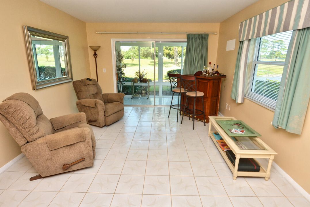 For Sale: $219,900 (2 beds, 2 baths, 1014 Square Feet)