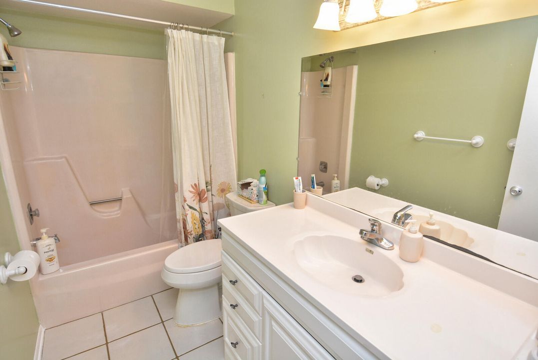 For Sale: $219,900 (2 beds, 2 baths, 1014 Square Feet)
