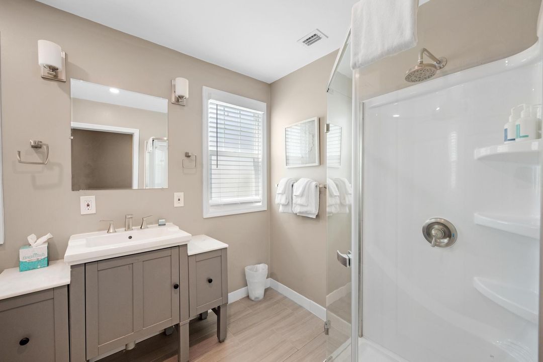 For Sale: $699,900 (2 beds, 1 baths, 900 Square Feet)