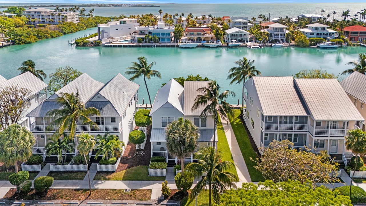 For Sale: $699,900 (2 beds, 1 baths, 900 Square Feet)