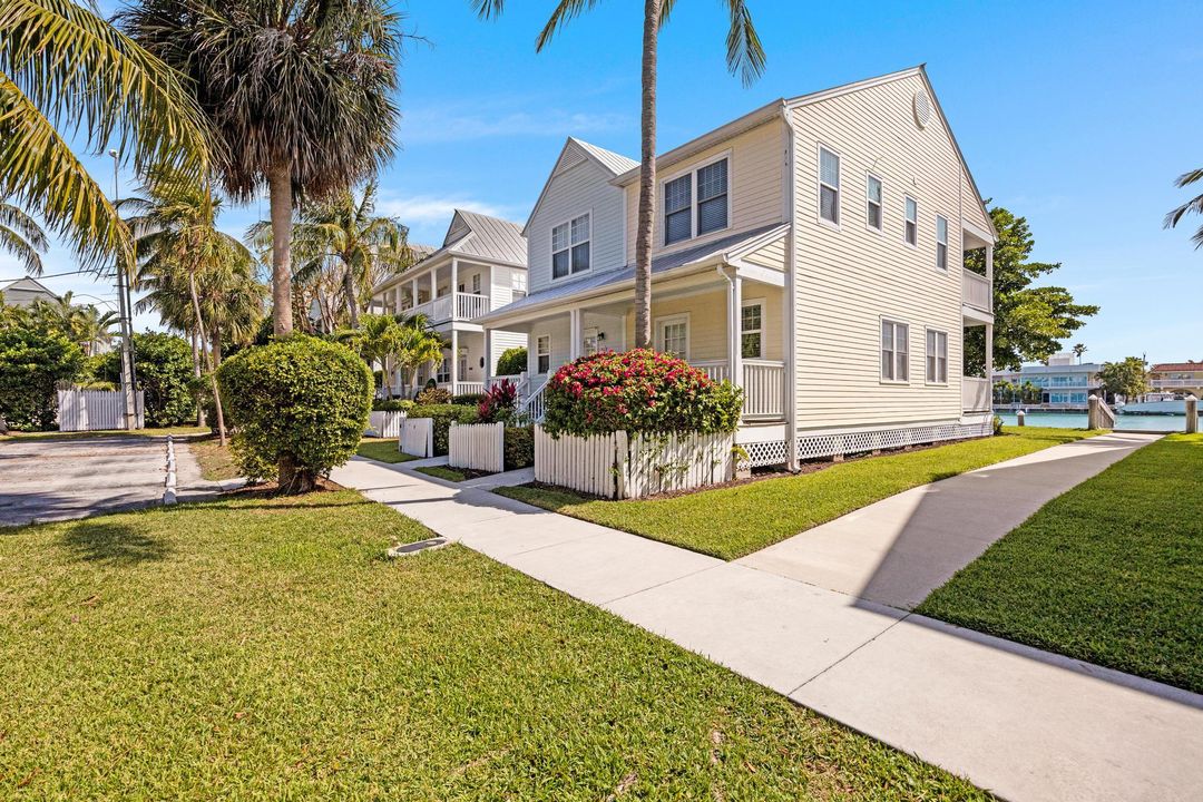 For Sale: $699,900 (2 beds, 1 baths, 900 Square Feet)