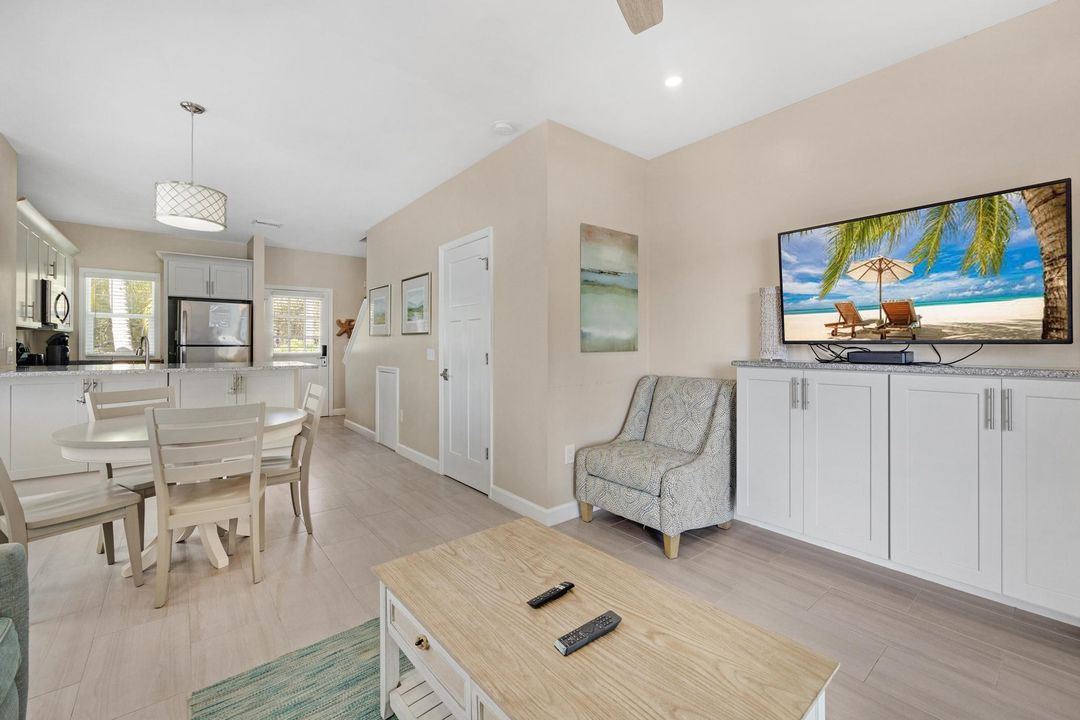 For Sale: $699,900 (2 beds, 1 baths, 900 Square Feet)