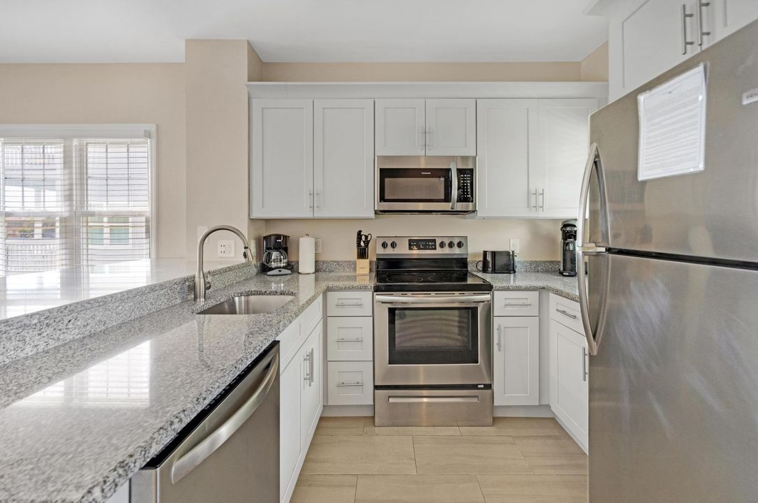 For Sale: $699,900 (2 beds, 1 baths, 900 Square Feet)