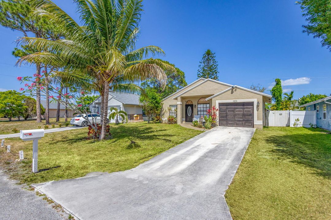 Active With Contract: $299,000 (2 beds, 2 baths, 888 Square Feet)