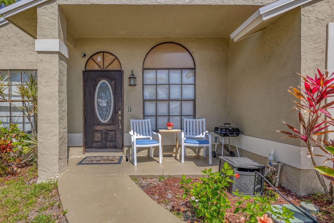 Active With Contract: $299,000 (2 beds, 2 baths, 888 Square Feet)