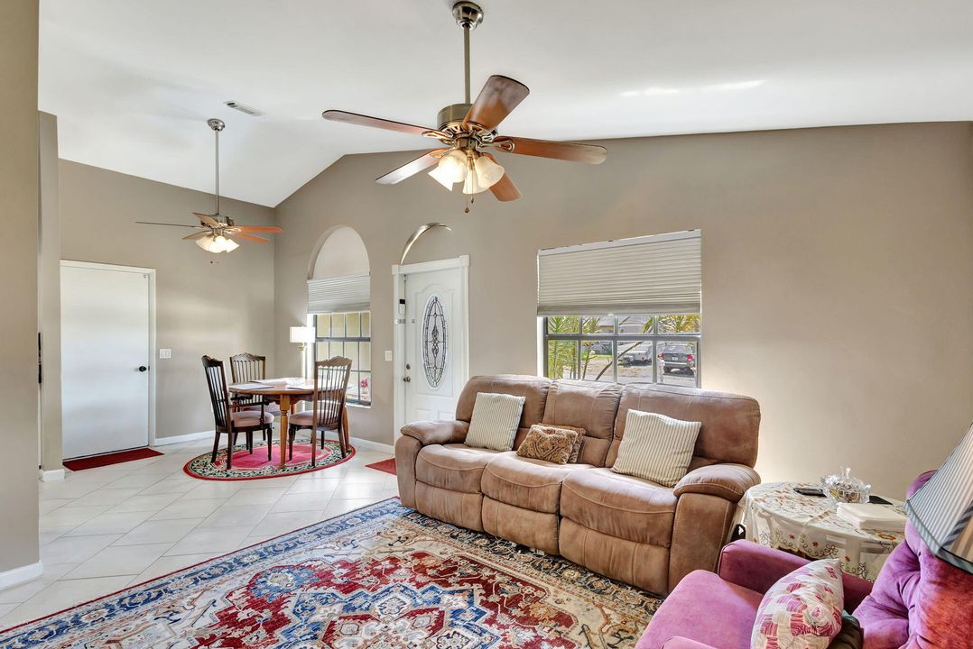 Active With Contract: $299,000 (2 beds, 2 baths, 888 Square Feet)