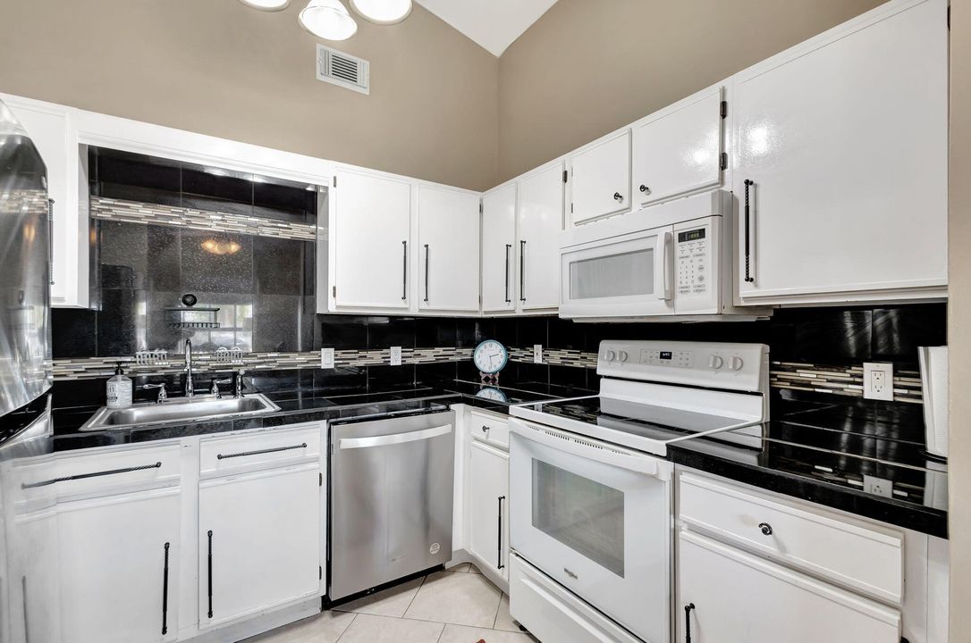 Active With Contract: $299,000 (2 beds, 2 baths, 888 Square Feet)