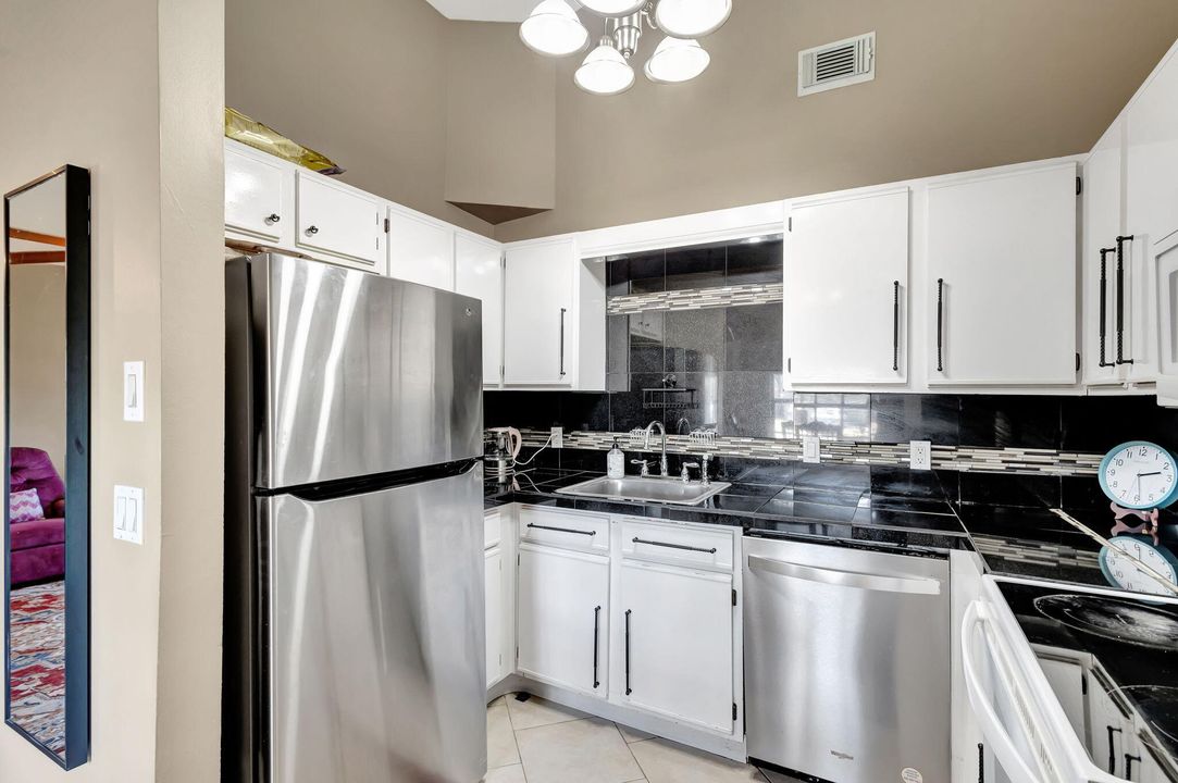 Active With Contract: $299,000 (2 beds, 2 baths, 888 Square Feet)