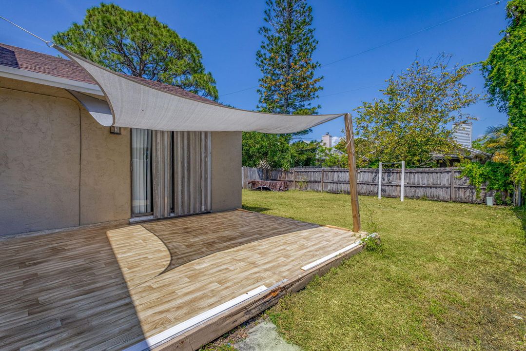 Active With Contract: $299,000 (2 beds, 2 baths, 888 Square Feet)