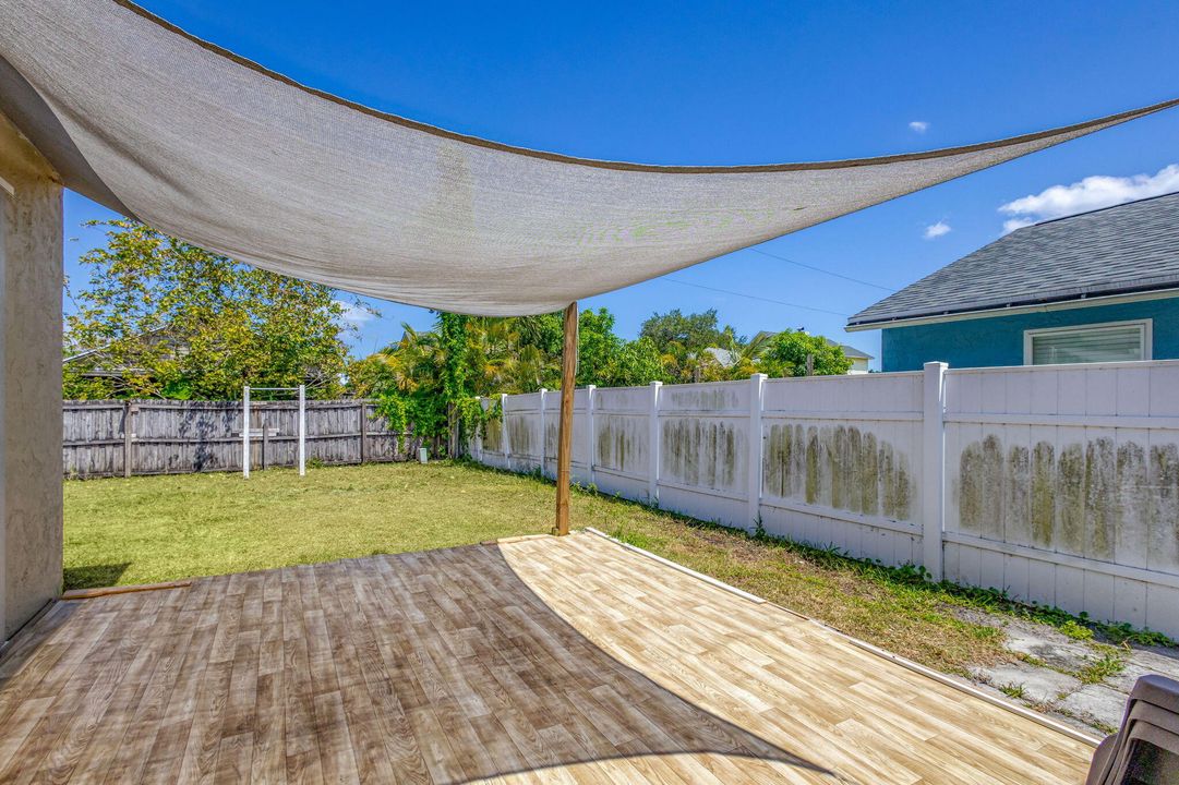 Active With Contract: $299,000 (2 beds, 2 baths, 888 Square Feet)