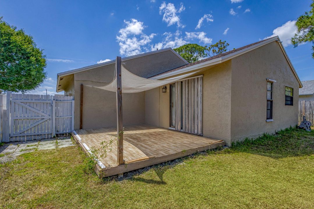 Active With Contract: $299,000 (2 beds, 2 baths, 888 Square Feet)