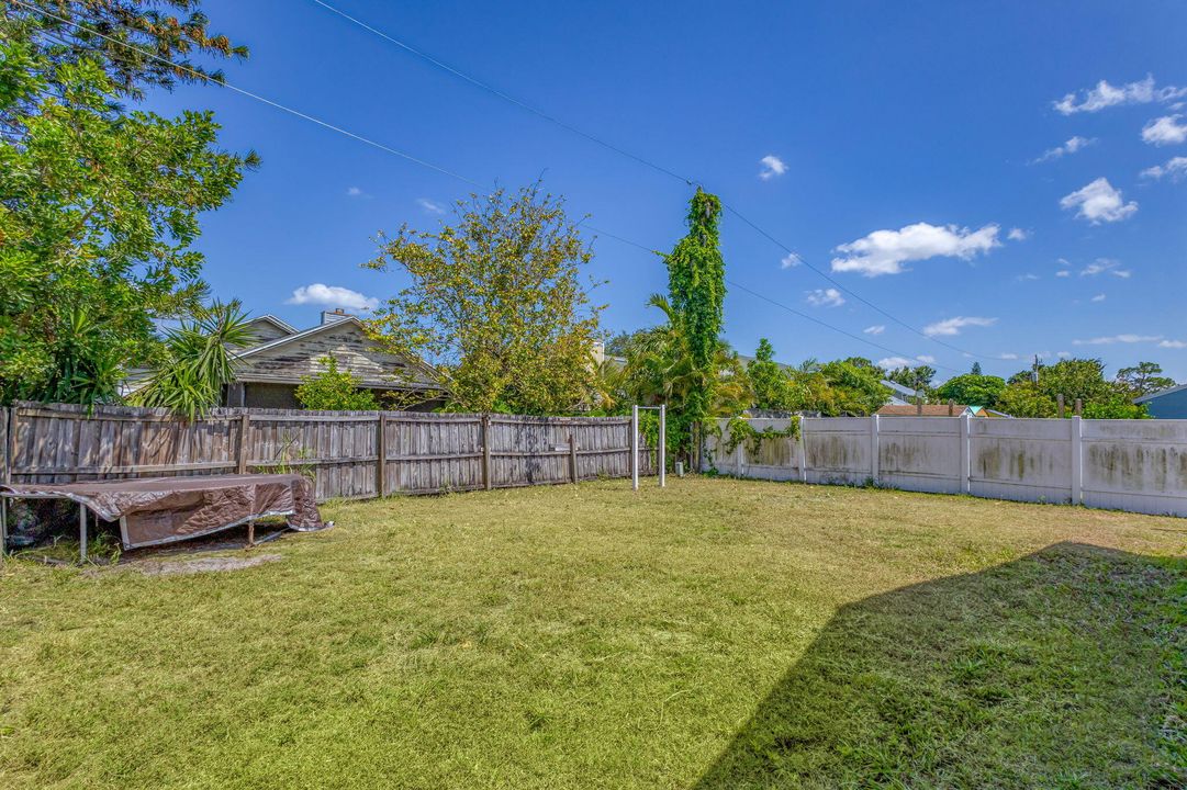 Active With Contract: $299,000 (2 beds, 2 baths, 888 Square Feet)