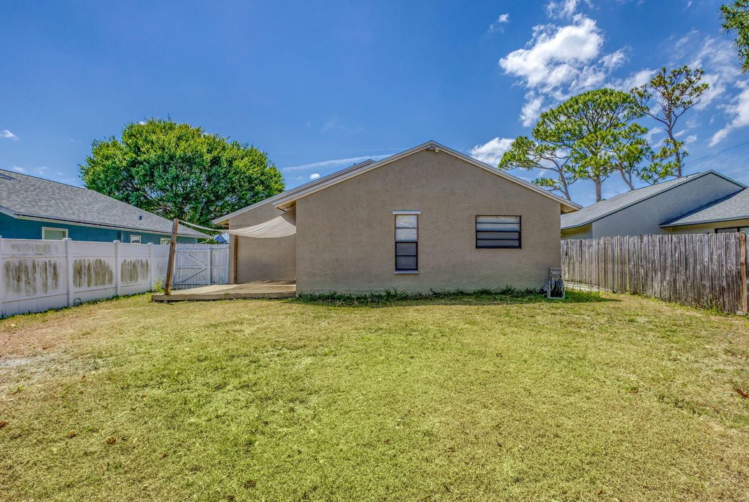 Active With Contract: $299,000 (2 beds, 2 baths, 888 Square Feet)