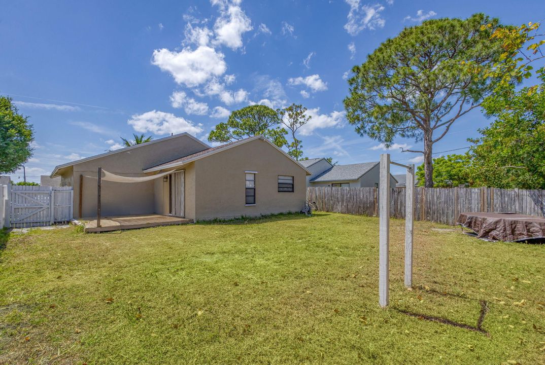 Active With Contract: $299,000 (2 beds, 2 baths, 888 Square Feet)