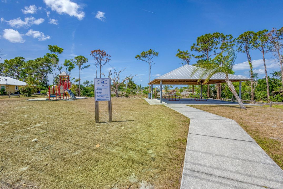 Active With Contract: $299,000 (2 beds, 2 baths, 888 Square Feet)