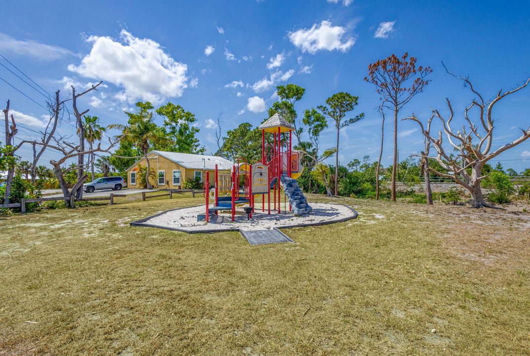 Active With Contract: $299,000 (2 beds, 2 baths, 888 Square Feet)