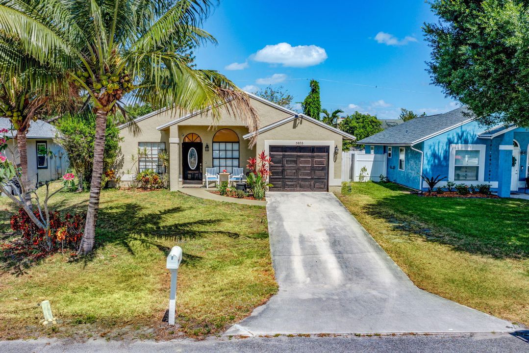 Active With Contract: $299,000 (2 beds, 2 baths, 888 Square Feet)