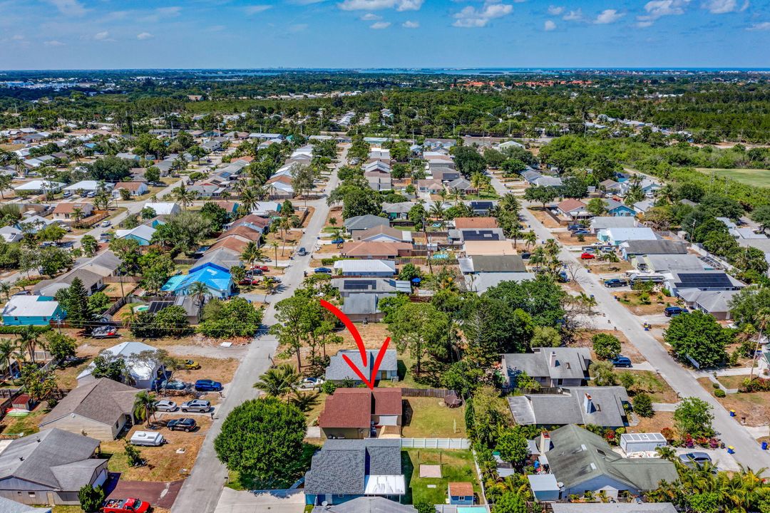 Active With Contract: $299,000 (2 beds, 2 baths, 888 Square Feet)