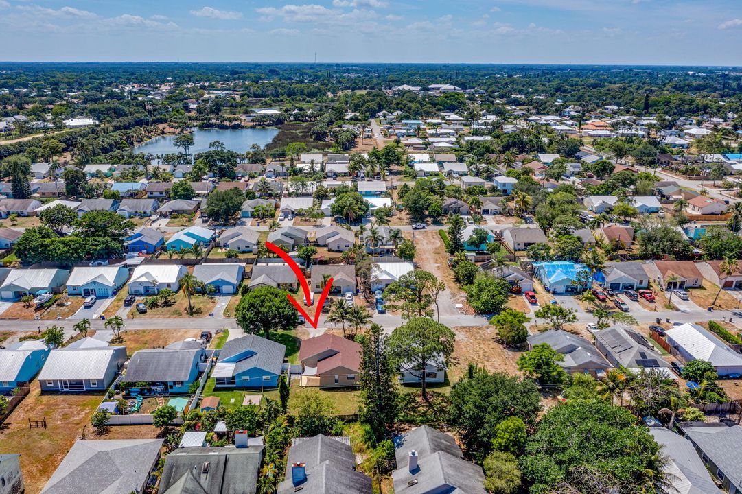 Active With Contract: $299,000 (2 beds, 2 baths, 888 Square Feet)