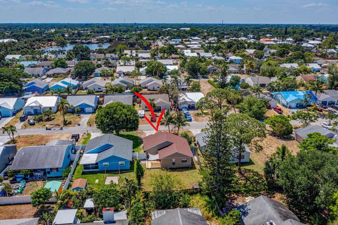Active With Contract: $299,000 (2 beds, 2 baths, 888 Square Feet)