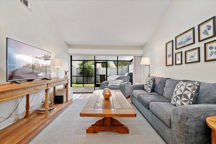 Recientemente alquilado: $4,750 (2 camas, 2 baños, 1047 Pies cuadrados)