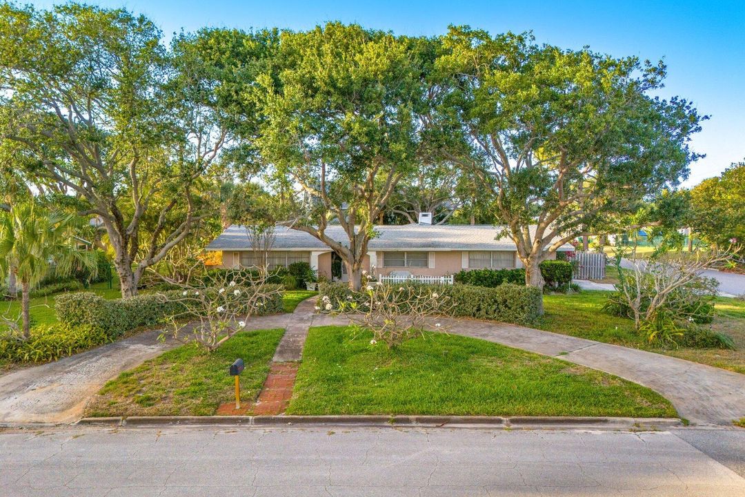 Недавно продано: $559,000 (4 спален, 2 ванн, 2344 Квадратных фут)