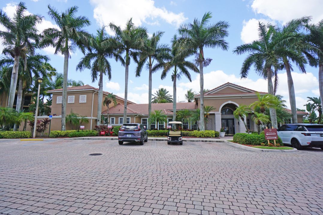 Под контрактом: $204,900 (2 спален, 2 ванн, 1065 Квадратных фут)