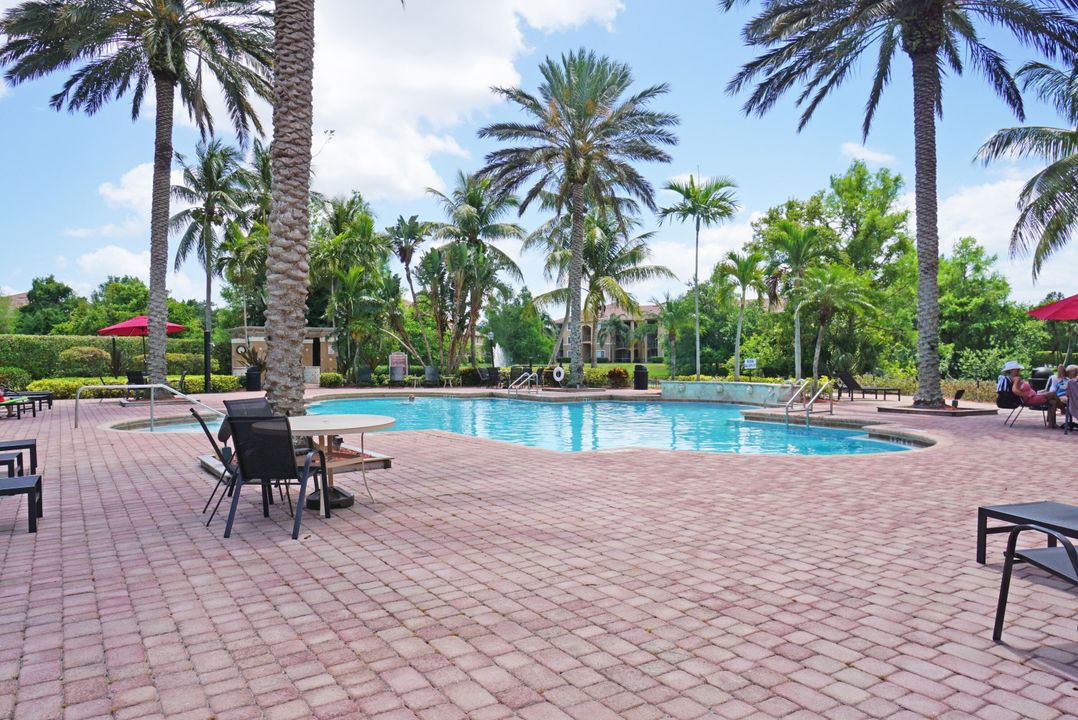 Под контрактом: $204,900 (2 спален, 2 ванн, 1065 Квадратных фут)