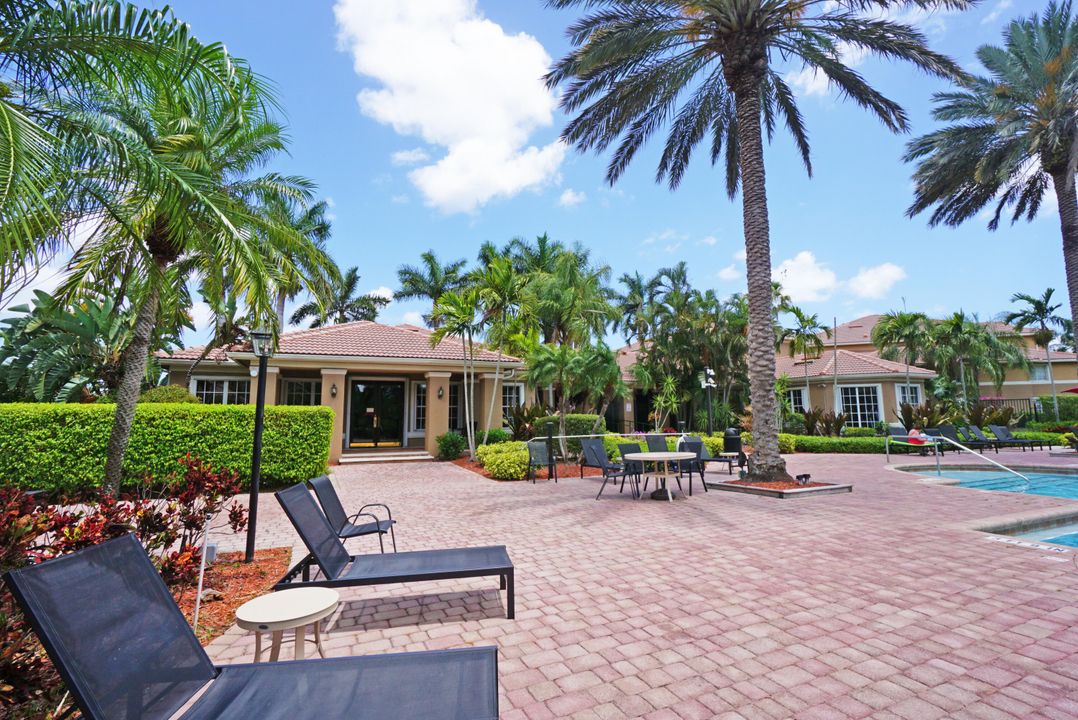 Под контрактом: $204,900 (2 спален, 2 ванн, 1065 Квадратных фут)