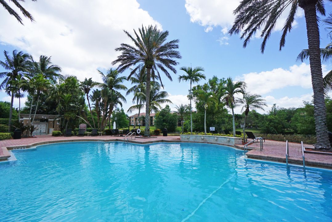 Под контрактом: $204,900 (2 спален, 2 ванн, 1065 Квадратных фут)