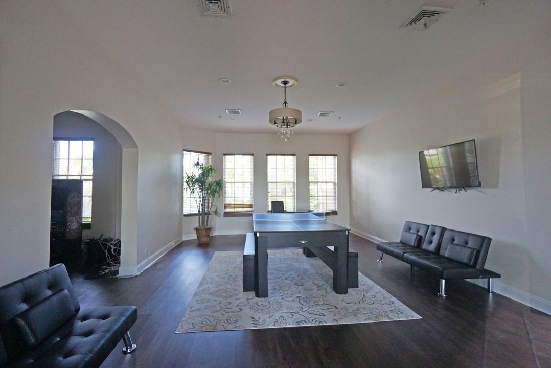 Под контрактом: $204,900 (2 спален, 2 ванн, 1065 Квадратных фут)