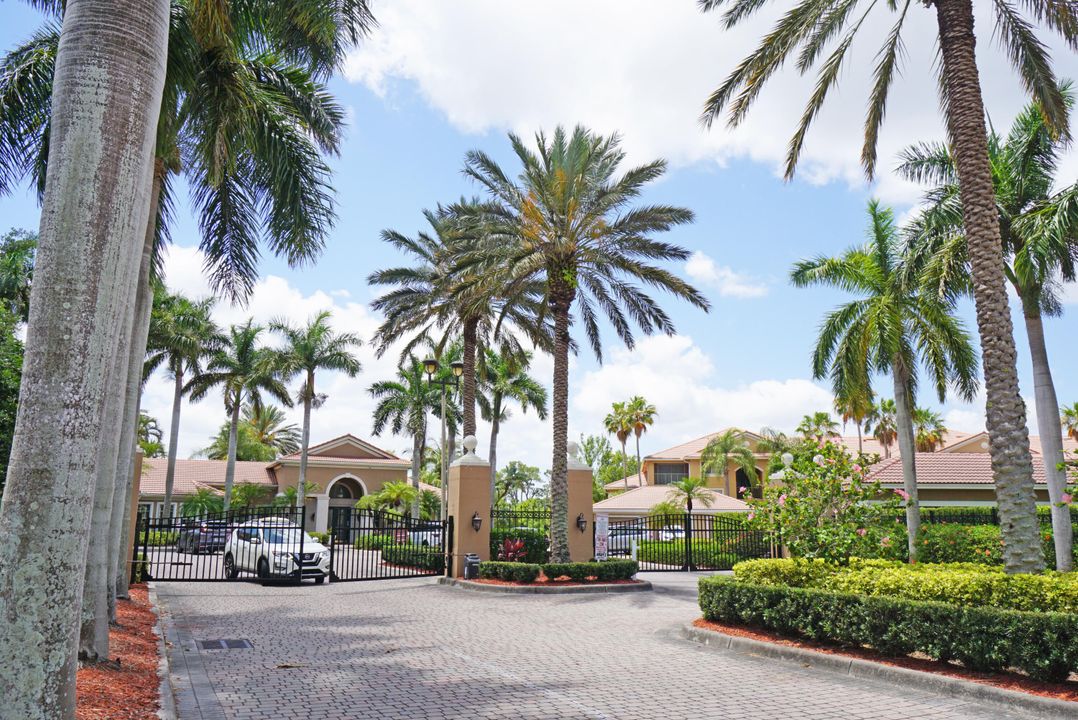 Под контрактом: $204,900 (2 спален, 2 ванн, 1065 Квадратных фут)