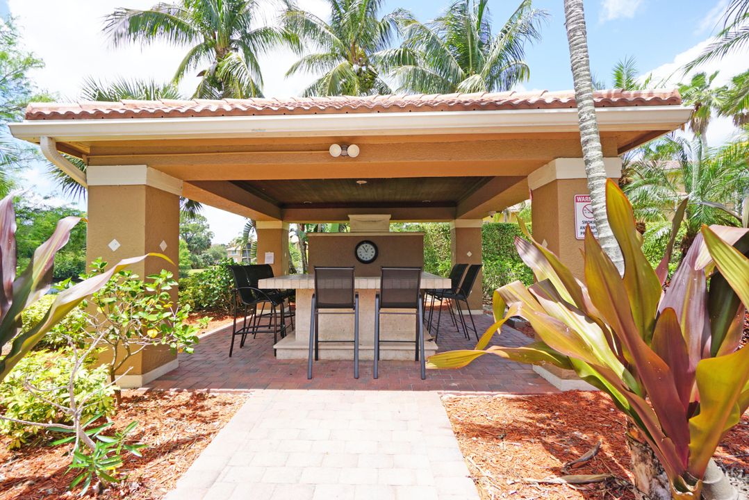 Под контрактом: $204,900 (2 спален, 2 ванн, 1065 Квадратных фут)