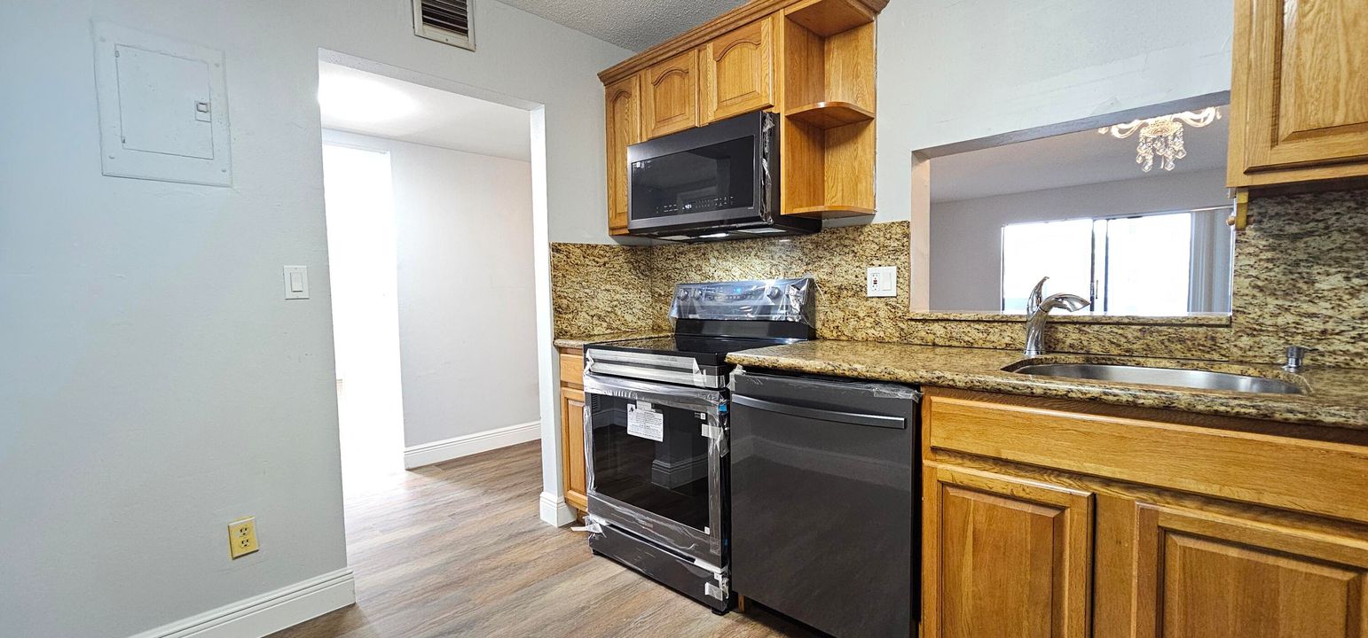 Active With Contract: $119,000 (2 beds, 2 baths, 1088 Square Feet)