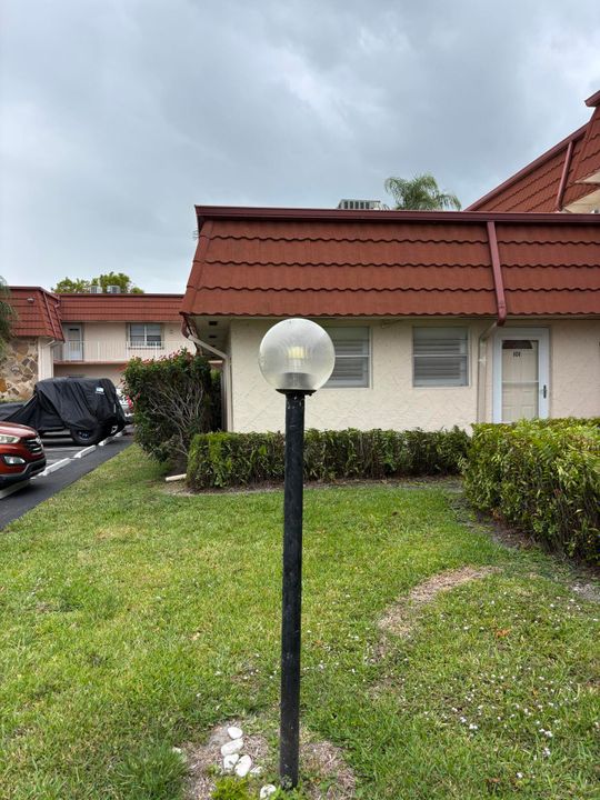 Active With Contract: $169,000 (1 beds, 1 baths, 660 Square Feet)