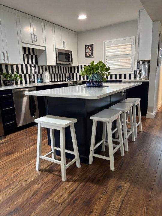 Active With Contract: $169,000 (1 beds, 1 baths, 660 Square Feet)