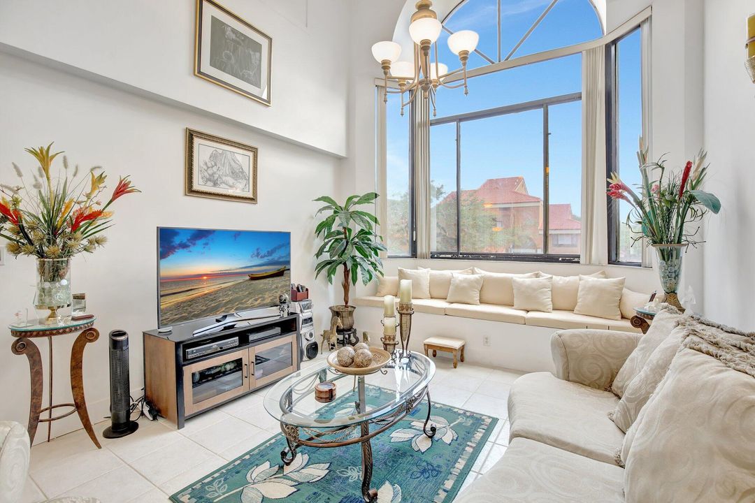 For Sale: $374,900 (3 beds, 2 baths, 1240 Square Feet)